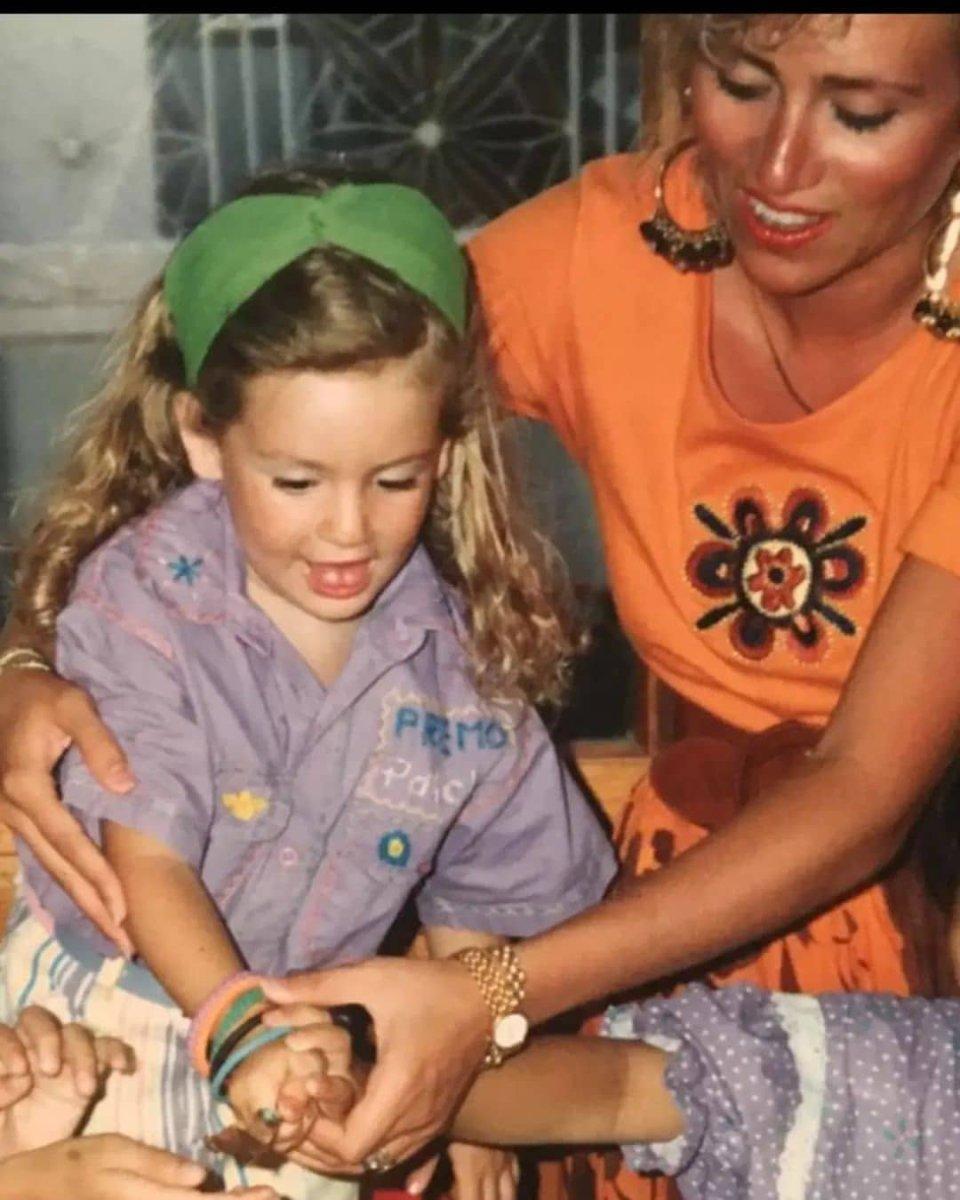 Annesi Sinem Kobal'ın küçüklüğünü paylaştı