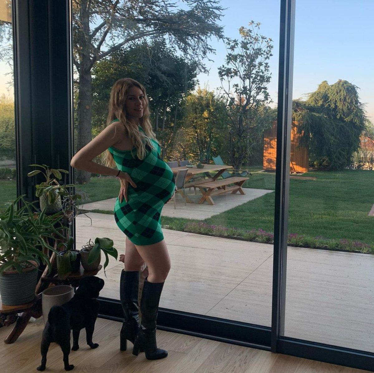 Annesi Sinem Kobal'ın küçüklüğünü paylaştı