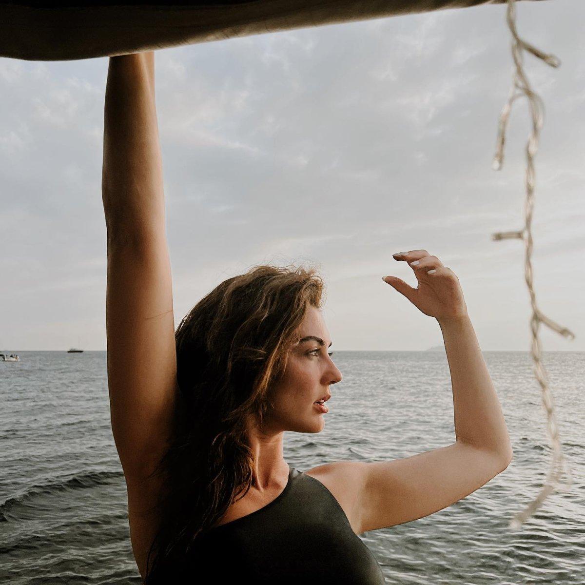 Burcu Özberk'ten tekne pozu