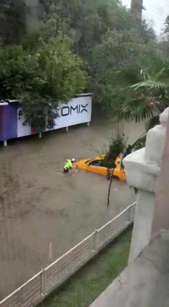 Sarıyer'de aracıyla selin ortasında kalan şoförü polis memuru kurtardı