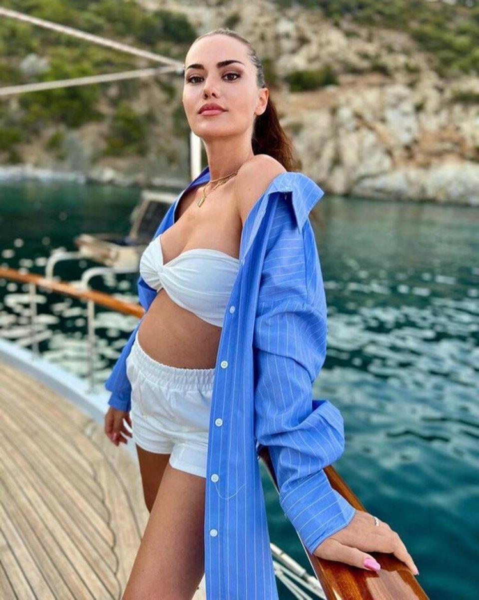İkinci bebeğine hamile Fahriye Evcen'den bikinili poz