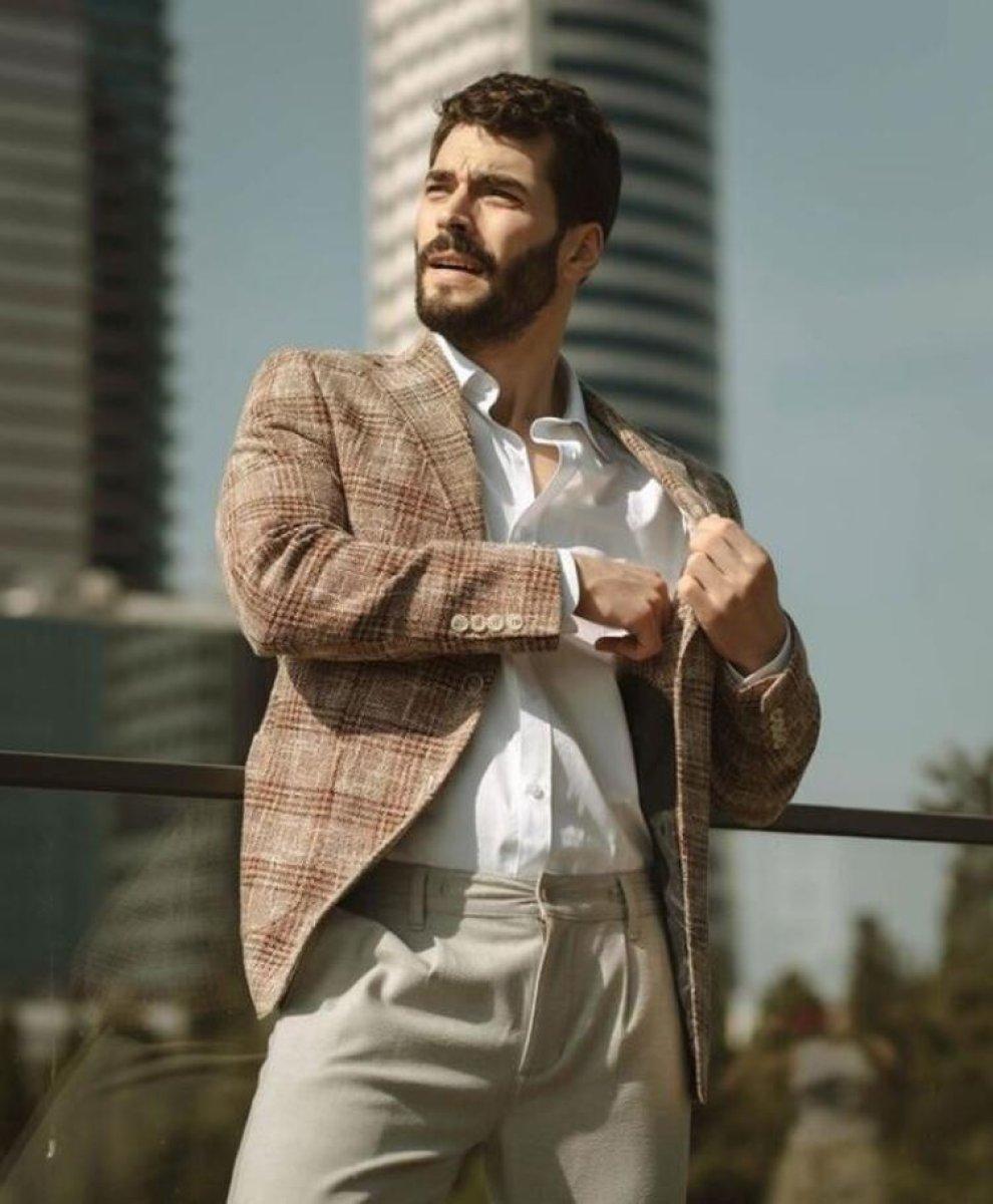 Akın Akınözü’nün yeni partneri