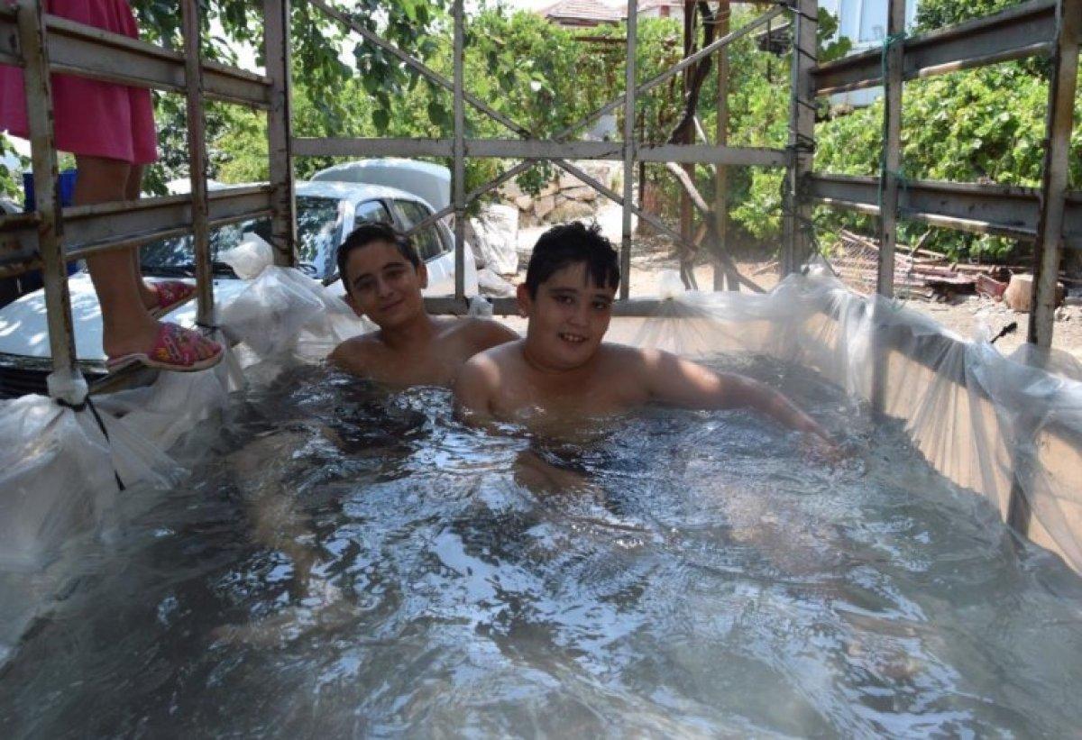 Antalya'da denize gidemeyen çocuklar için römorku havuza çevirdiler