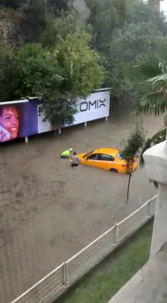 Sarıyer'de aracıyla selin ortasında kalan şoförü polis memuru kurtardı