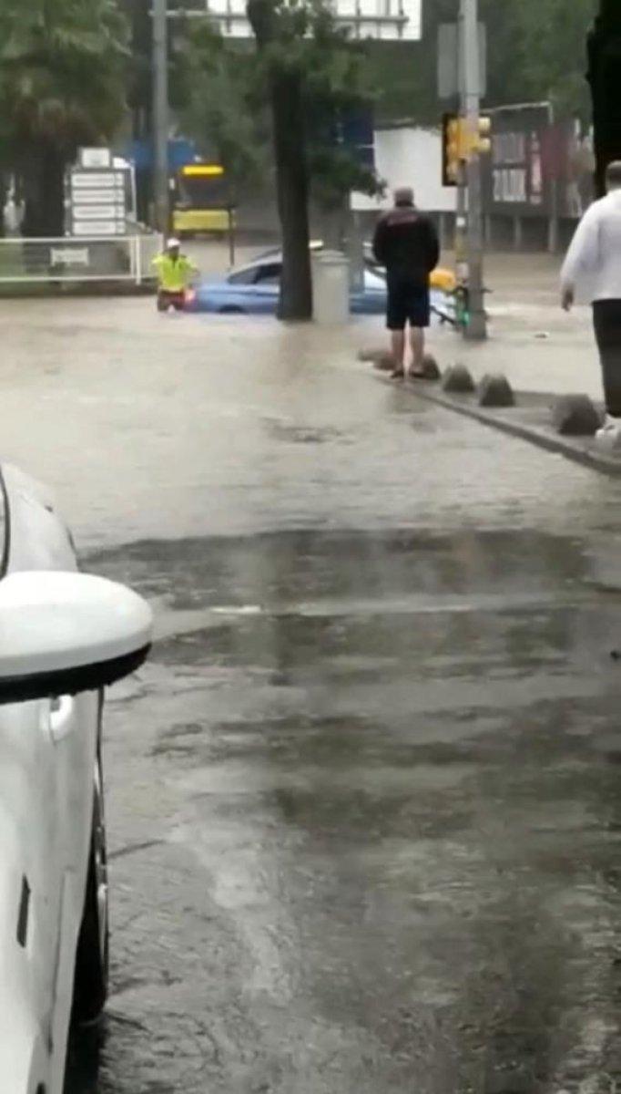 Sarıyer'de aracıyla selin ortasında kalan şoförü polis memuru kurtardı
