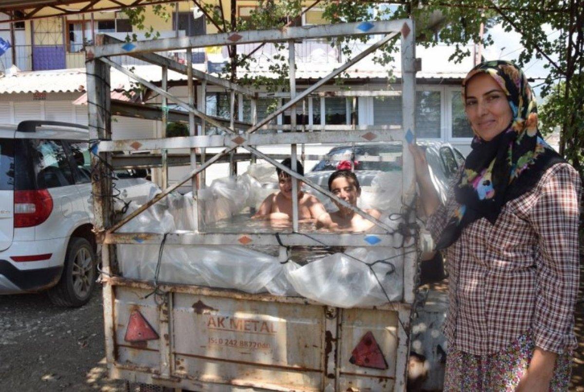 Antalya'da denize gidemeyen çocuklar için römorku havuza çevirdiler
