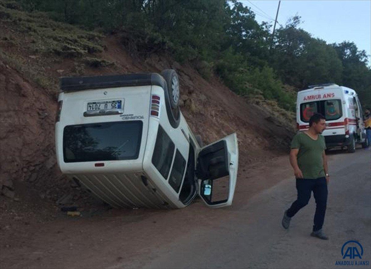 Tunceli’de devrilen hafif ticari araçtaki 4 kişi yaralandı