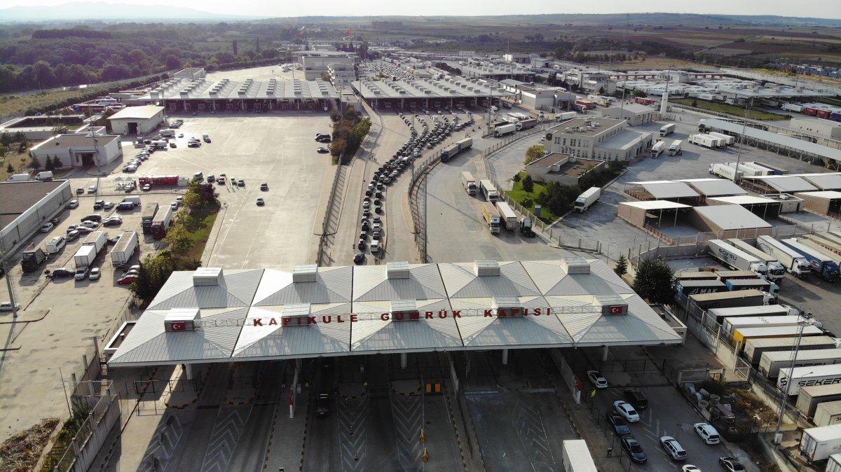 Tatilin bitmesiyle gurbetçiler yaşadıkları ülkelere dönmeye başladı