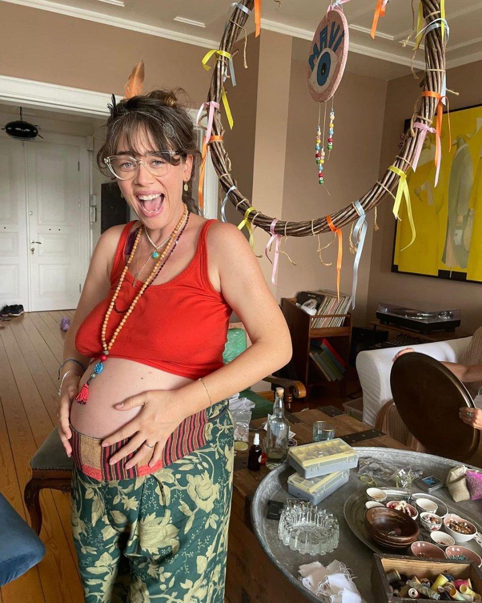 Demet Evgar, anne oldu