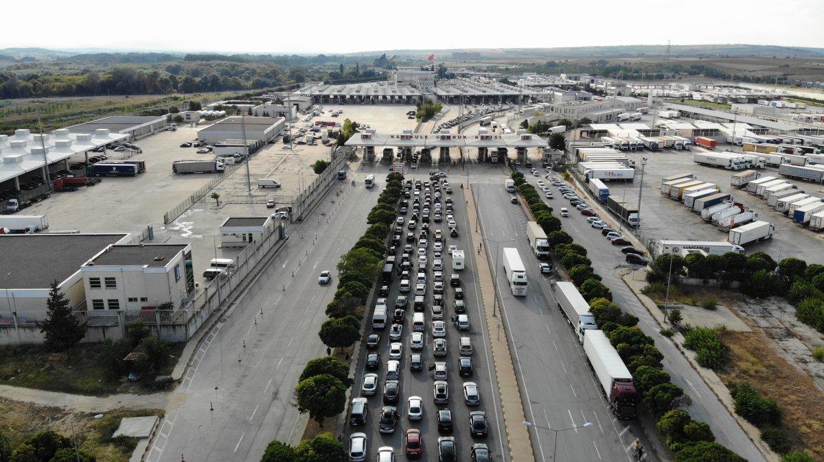 Tatilin bitmesiyle gurbetçiler yaşadıkları ülkelere dönmeye başladı