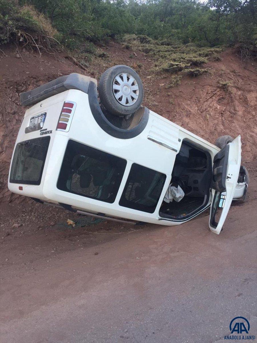 Tunceli’de devrilen hafif ticari araçtaki 4 kişi yaralandı