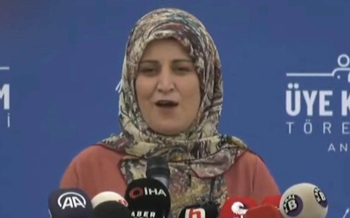 CHP toplantısında başörtülü kadın yoğunluğu