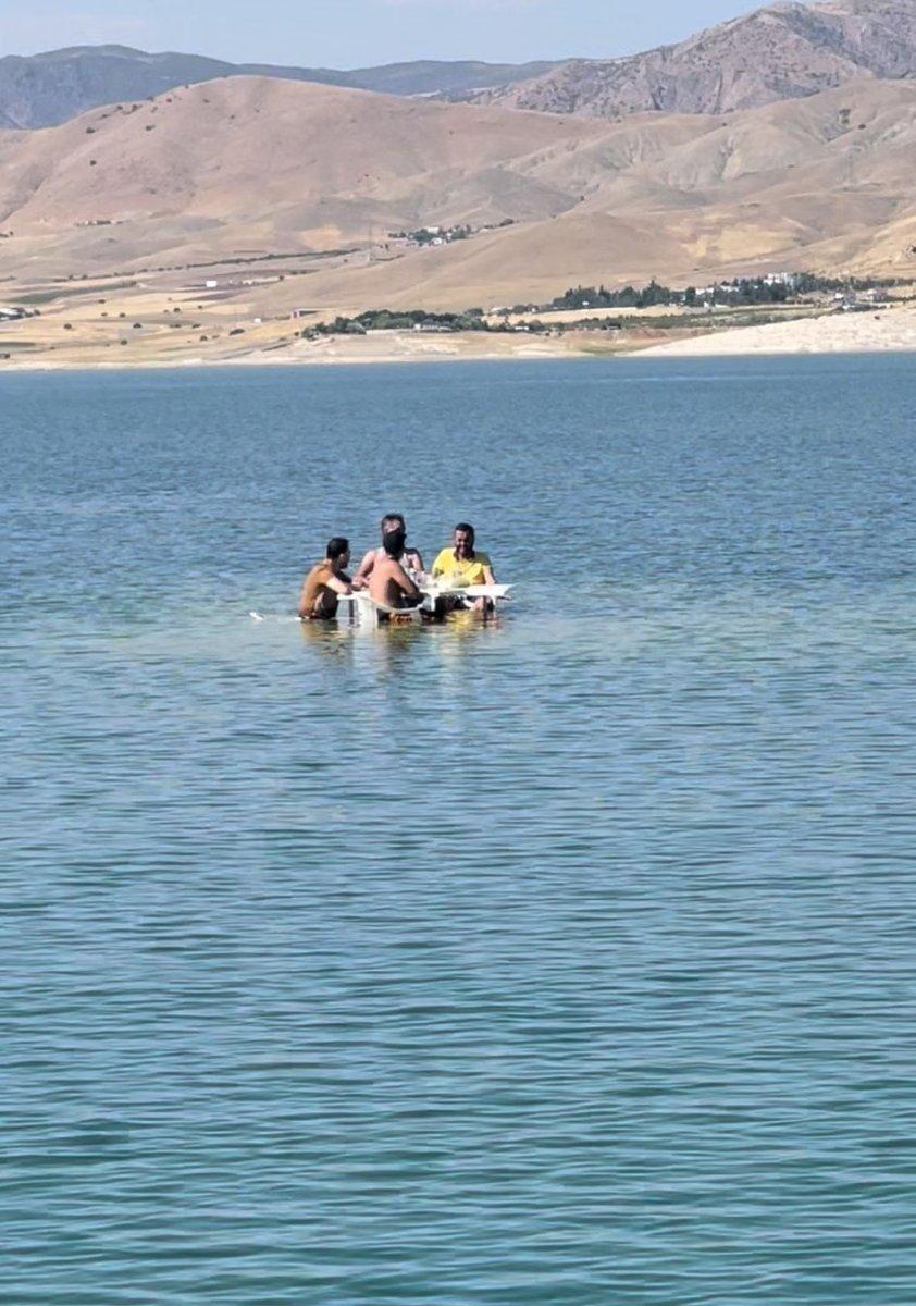 Keban Barajı'na masa atıp oturdular