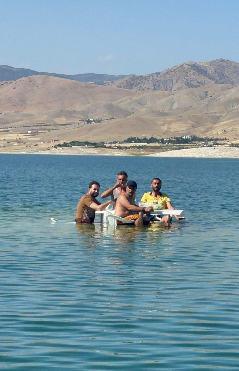 Keban Barajı'na masa atıp oturdular