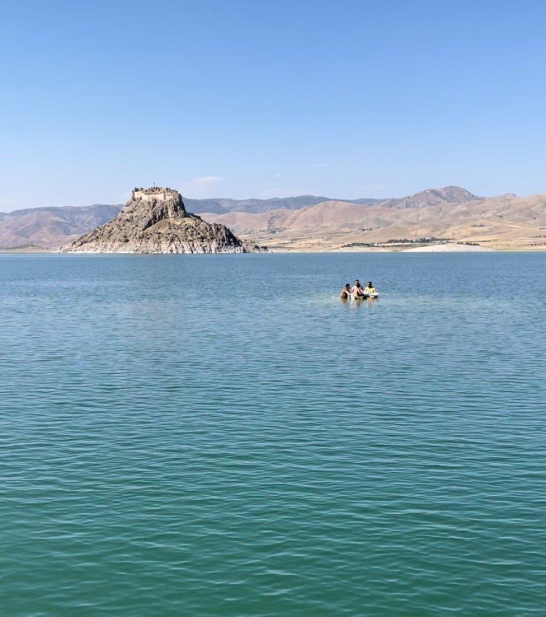 Keban Barajı'na masa atıp oturdular