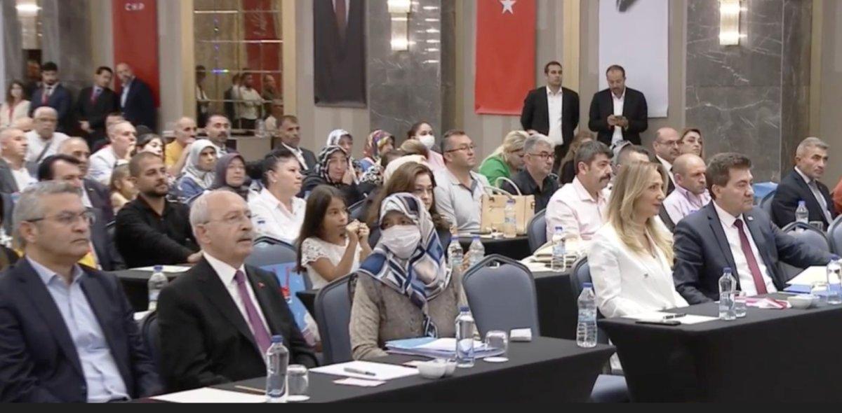 CHP toplantısında başörtülü kadın yoğunluğu