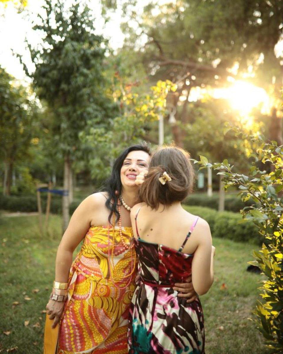 Esra Ceyhan kızını büyüttü