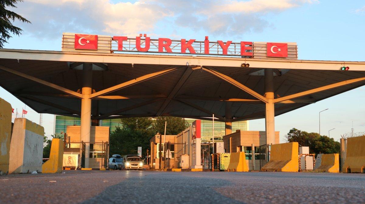 Tatilin bitmesiyle gurbetçiler yaşadıkları ülkelere dönmeye başladı