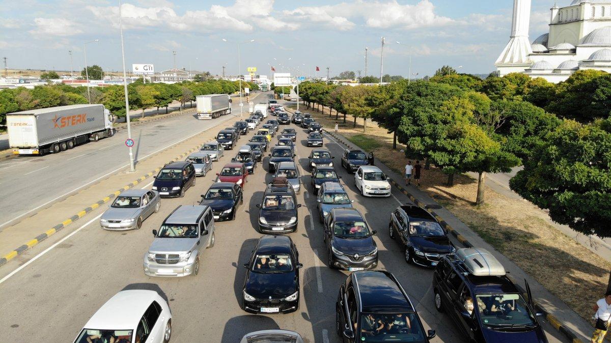 Tatilin bitmesiyle gurbetçiler yaşadıkları ülkelere dönmeye başladı