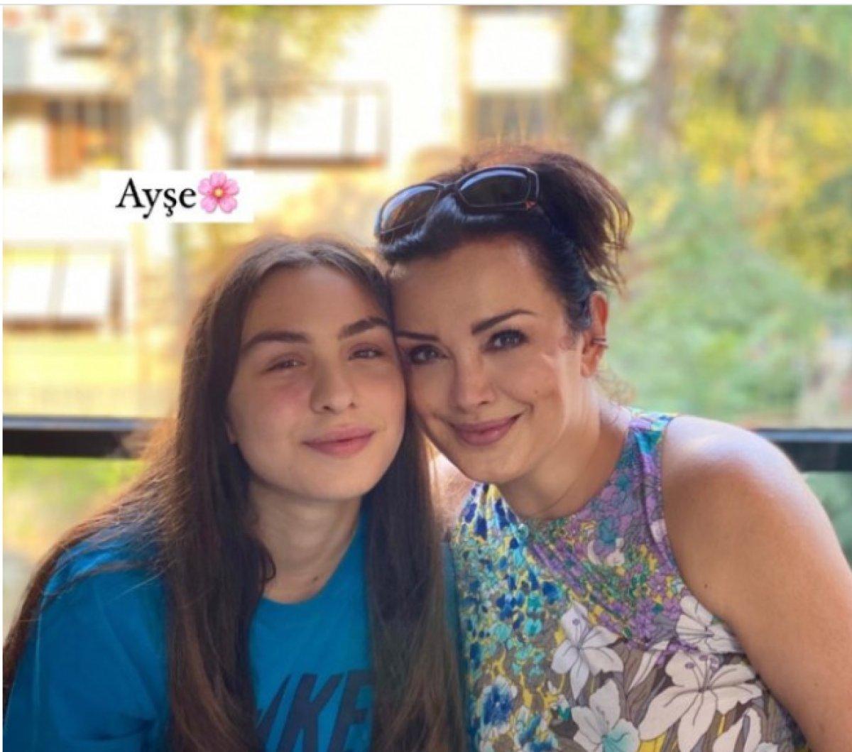 Esra Ceyhan kızını büyüttü