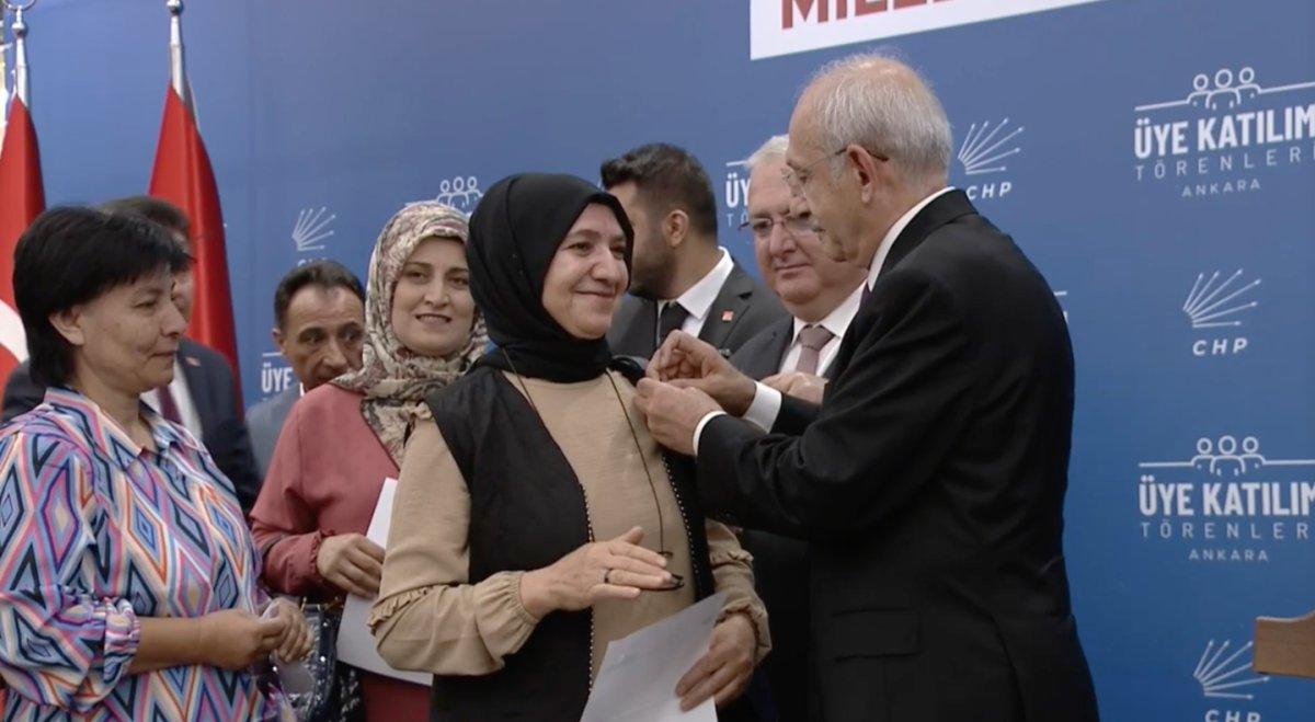 CHP toplantısında başörtülü kadın yoğunluğu