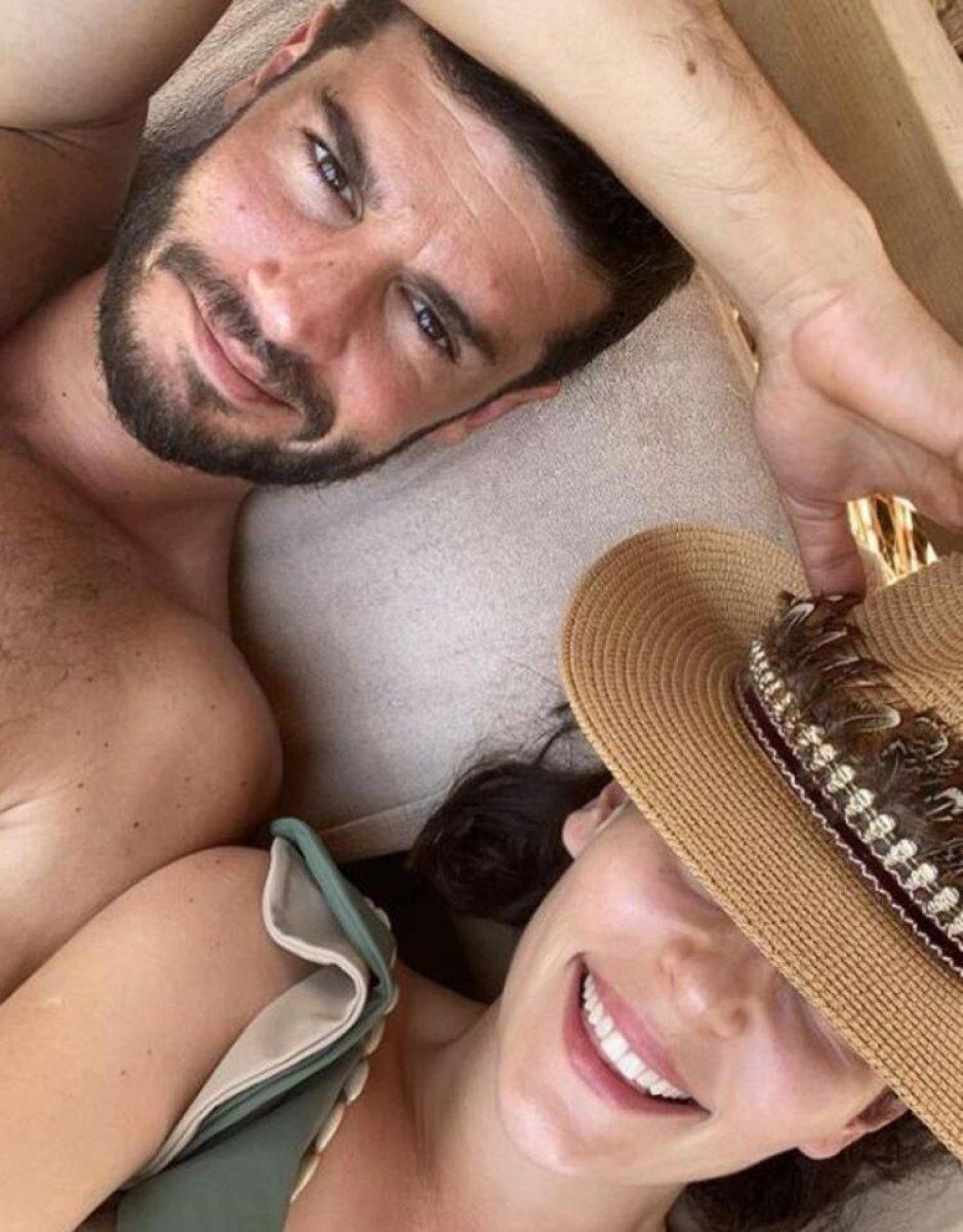 Yıldız Çağrı Atiksoy ile Berk Oktay'ın nikah davetiyesi