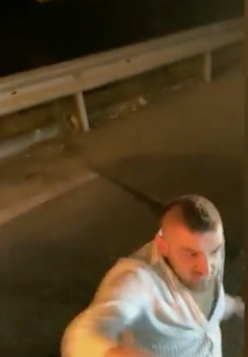 Aracın içinde eşini darbeden şahsı vatandaş yere serdi