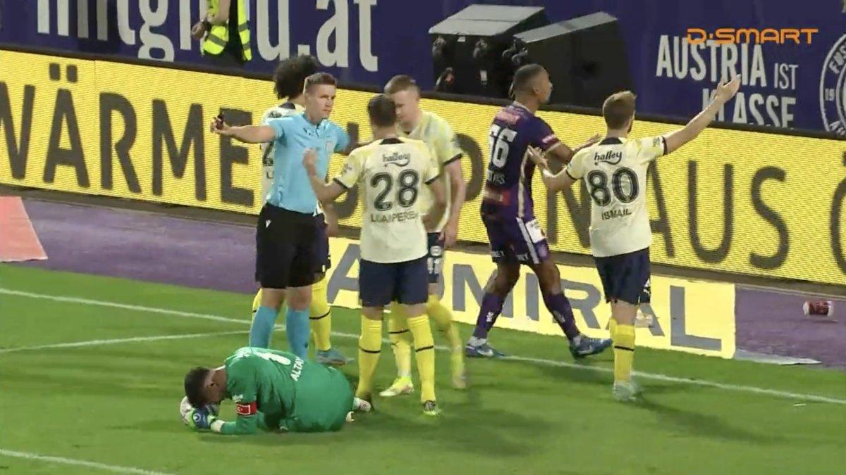 Altay Bayındır'a tribünden davul tokmağı atıldı