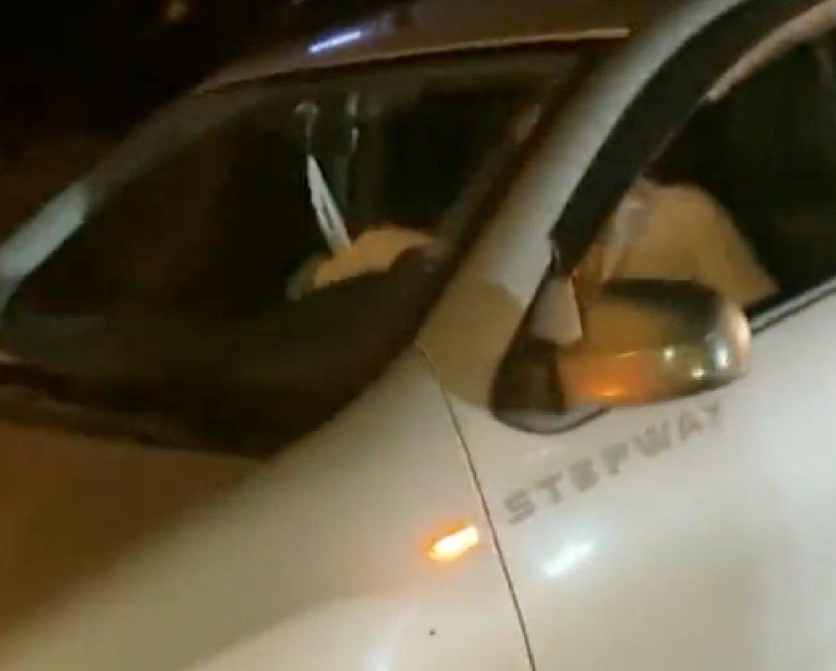 Aracın içinde eşini darbeden şahsı vatandaş yere serdi