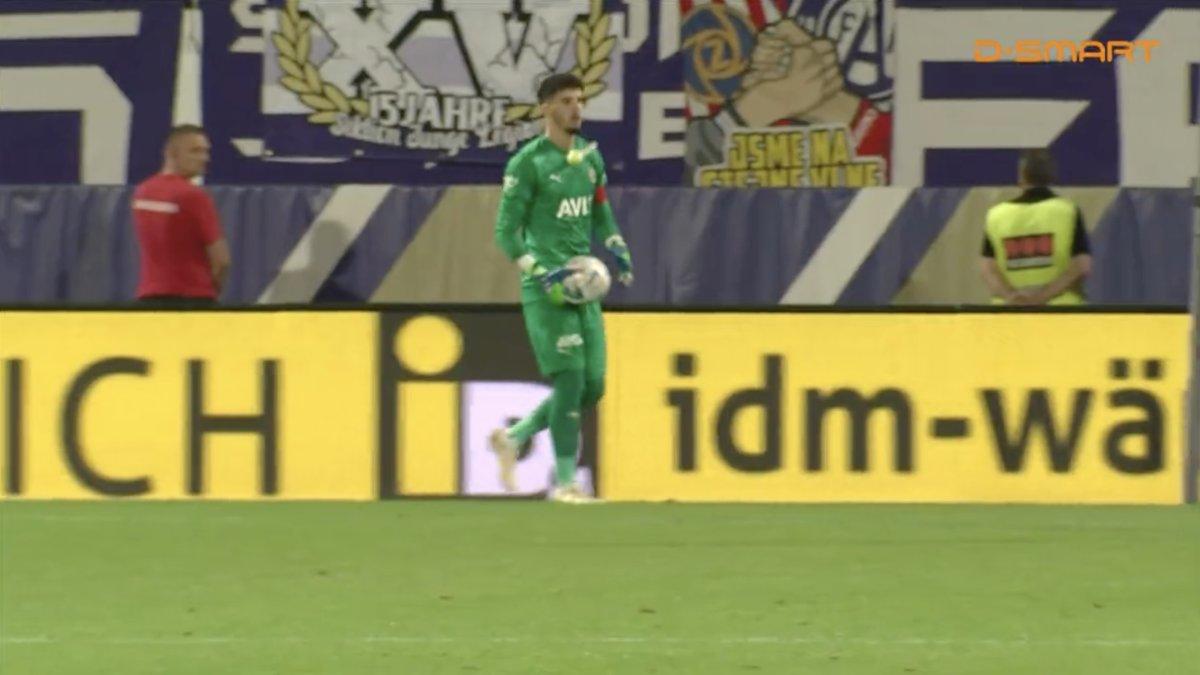 Altay Bayındır'a tribünden davul tokmağı atıldı