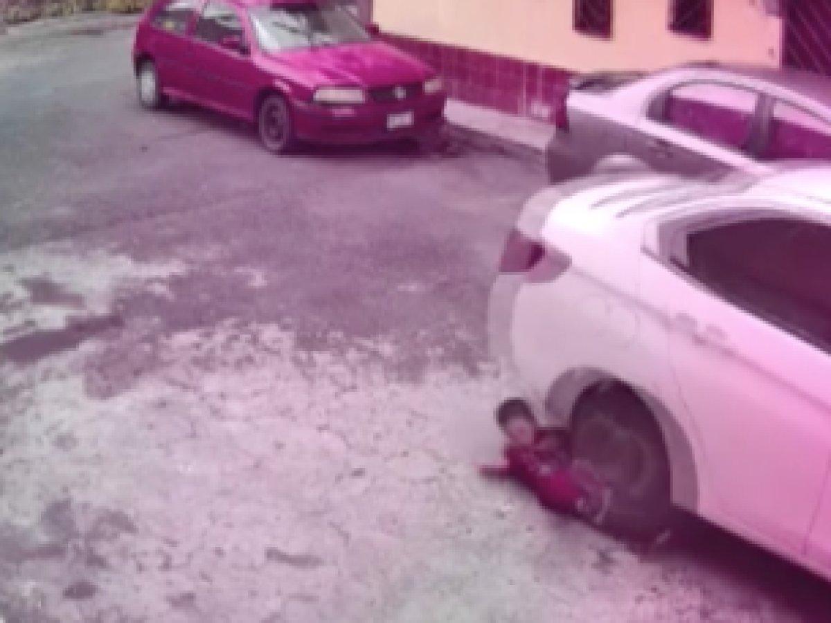 Meksika'da oyuncağını alan bebeğin üzerinden araç geçti