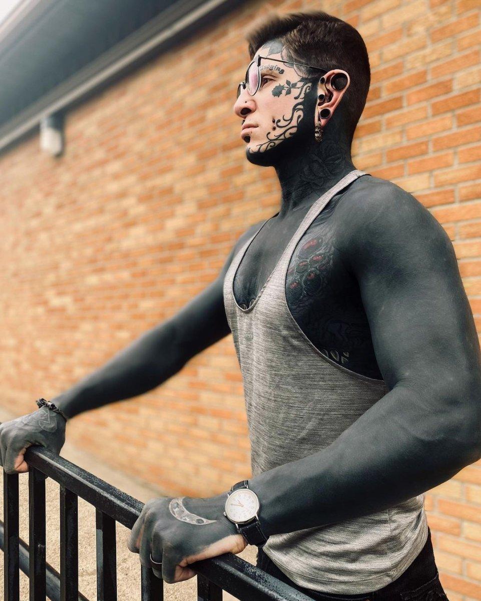 Kanadalı Remy, 13 yıldır dövme yaptırıyor