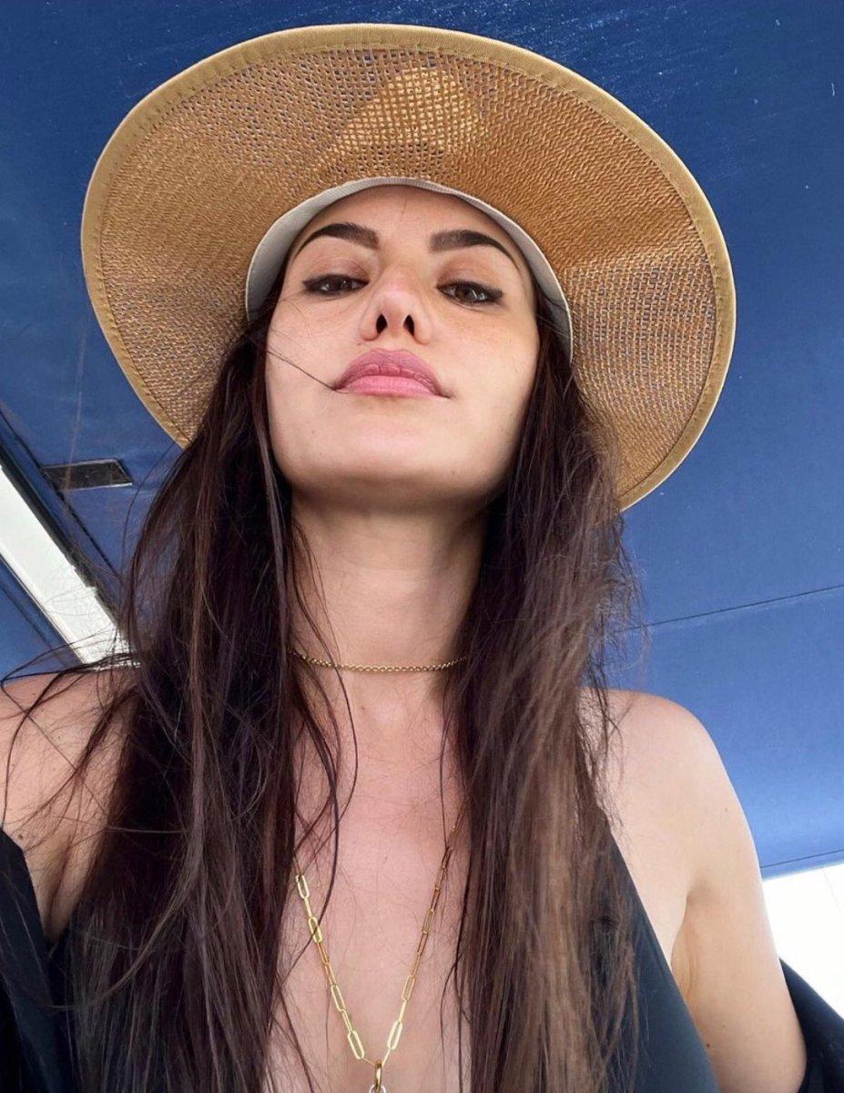 Fahriye Evcen'den bikinili poz