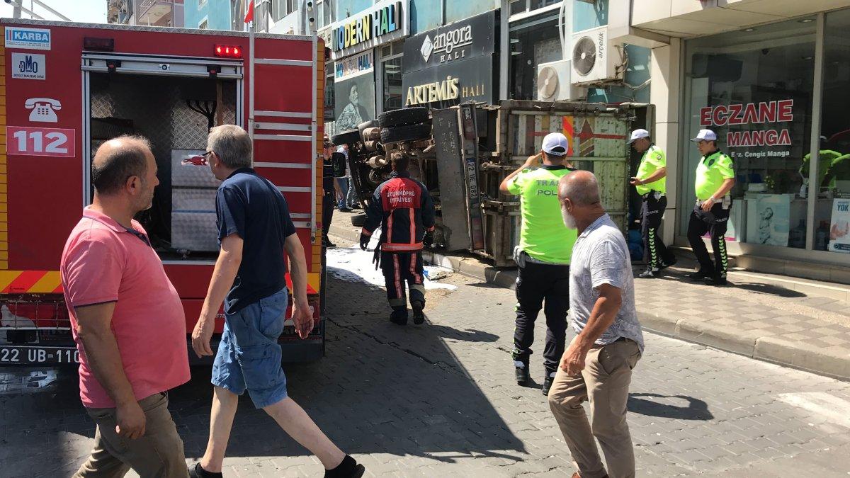 Edirne’de, freni patlayan kömür kamyonu kaldırıma çıktı