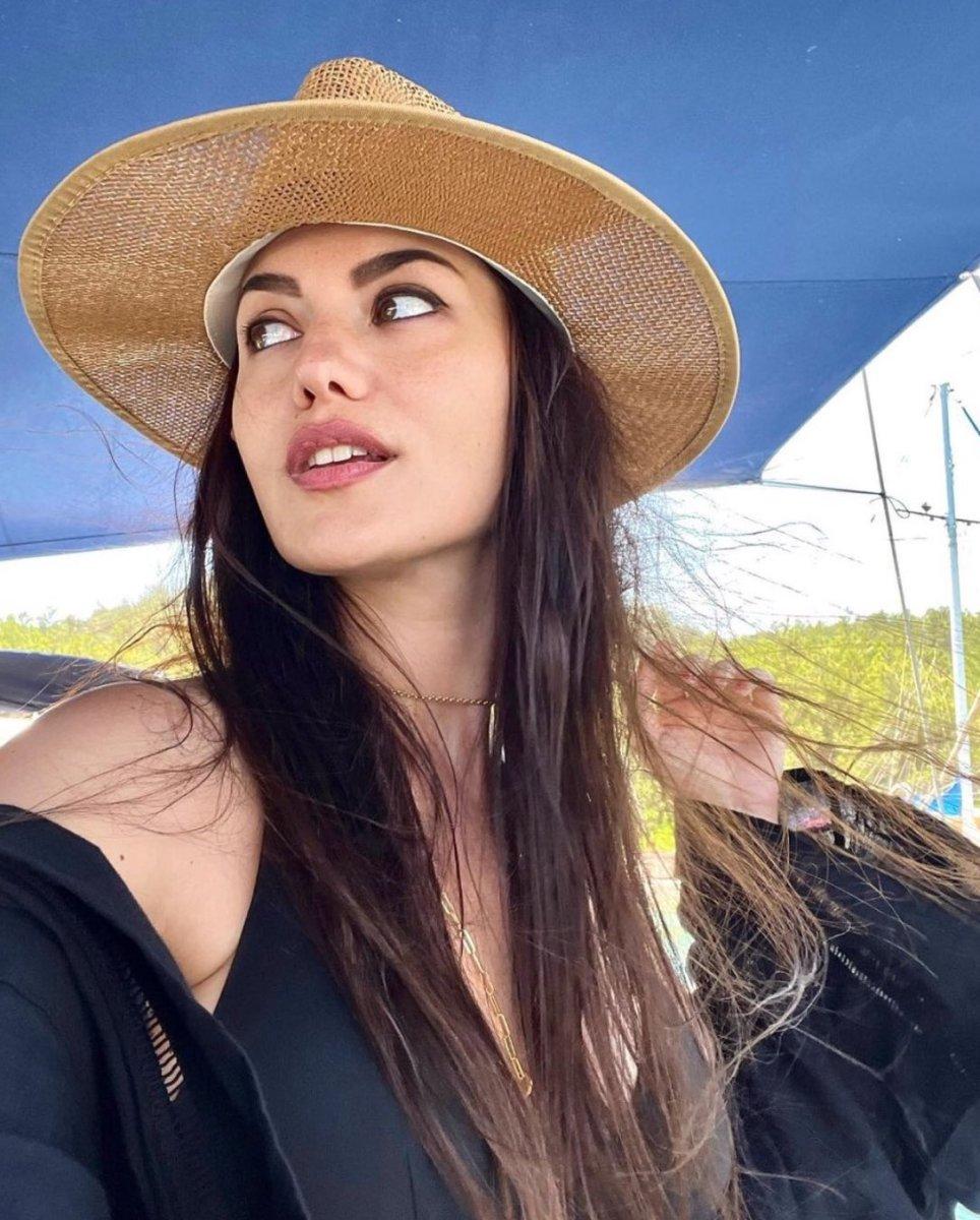 Fahriye Evcen'den bikinili poz