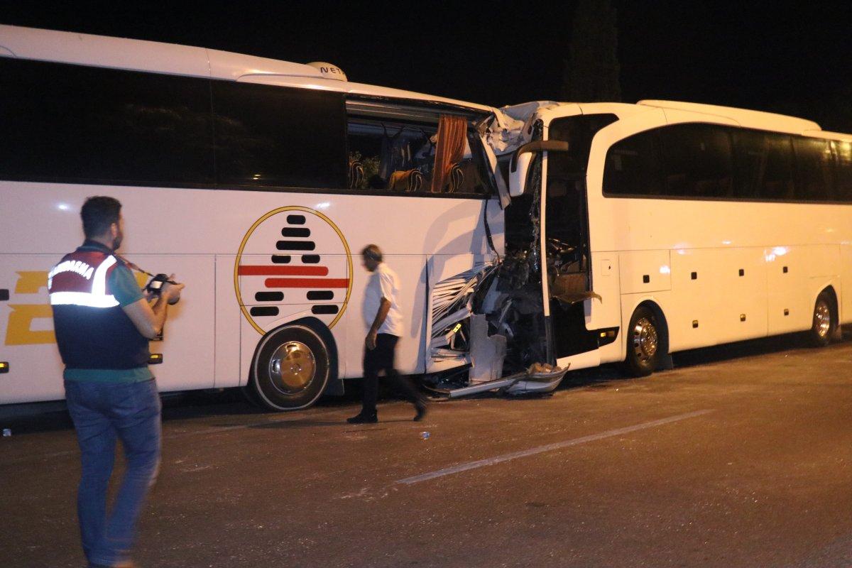 Antalya'da tur otobüsü yolcu otobüsüne çarptı: 2'si ağır 25 yaralı