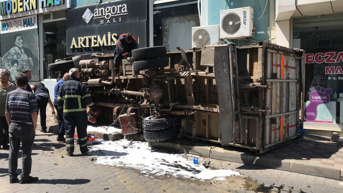 Edirne’de, freni patlayan kömür kamyonu kaldırıma çıktı