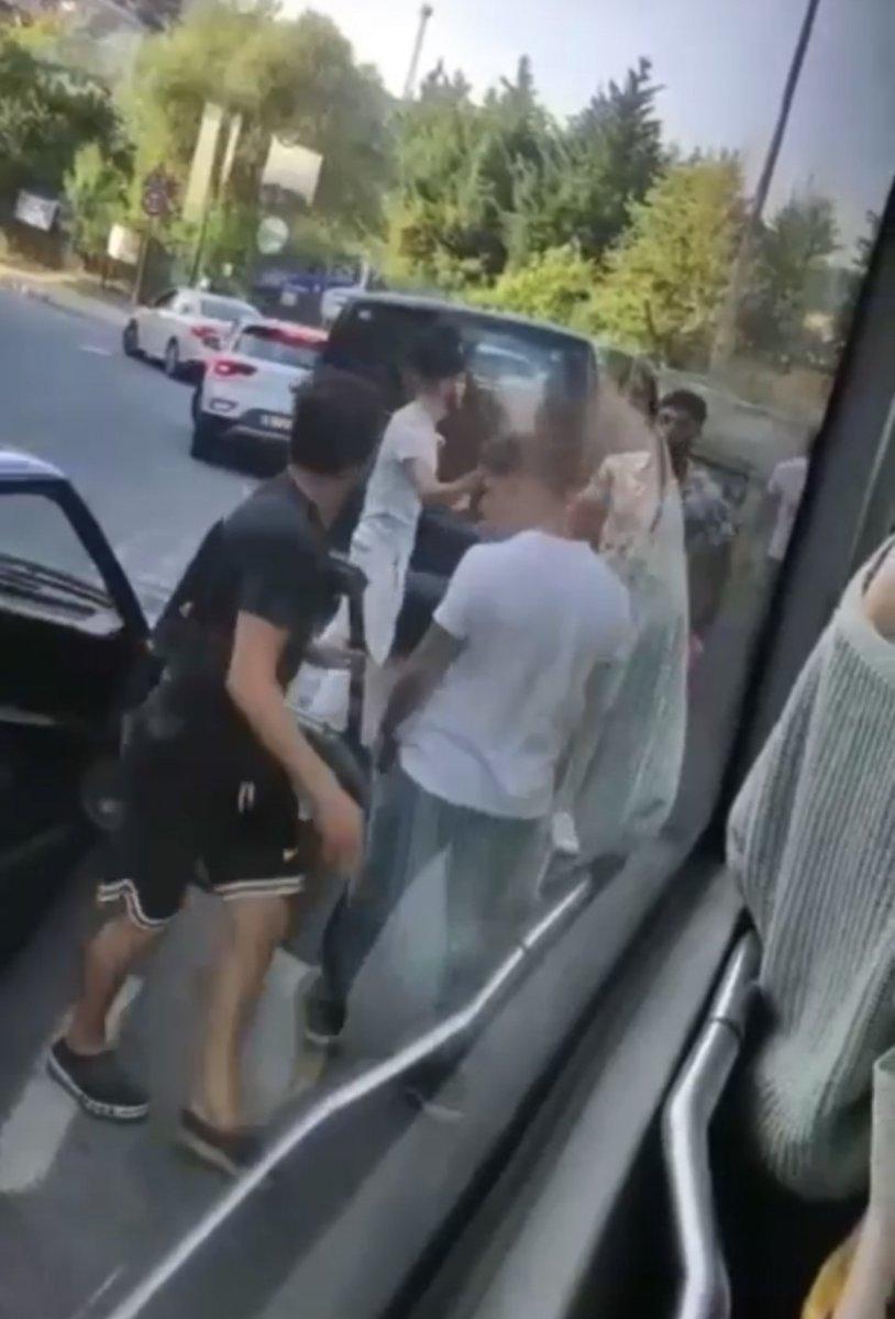 Sarıyer'de İETT şoförünün önünü kesip araca saldırdılar