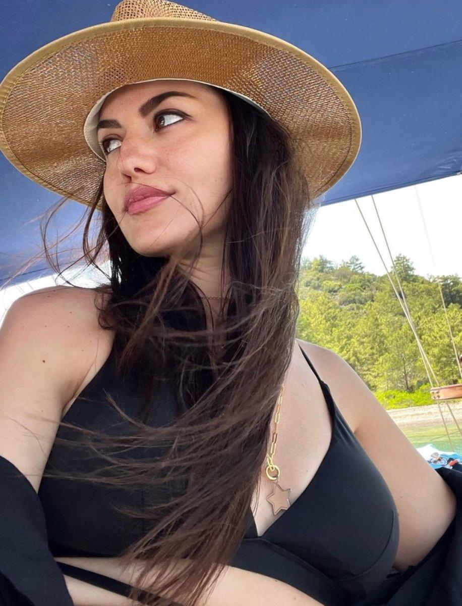 Fahriye Evcen'den bikinili poz