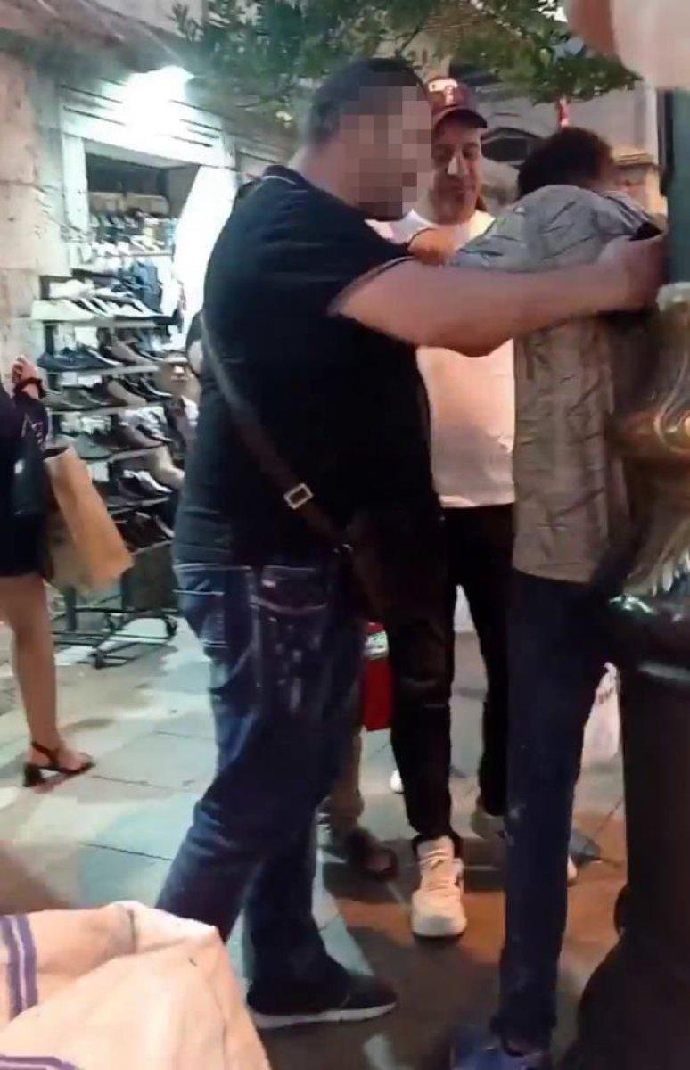 İstanbul'da bir adam karısına çarpan kağıt toplayıcısı genci dövdü