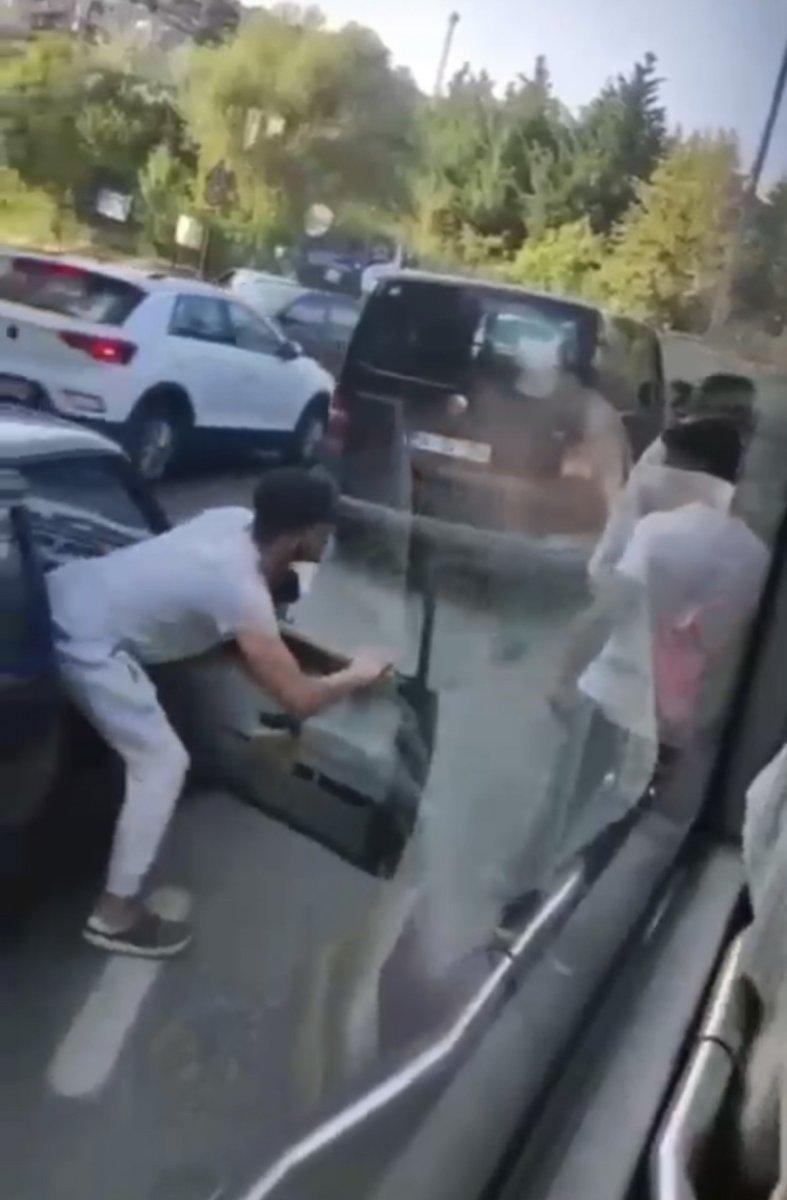 Sarıyer'de İETT şoförünün önünü kesip araca saldırdılar