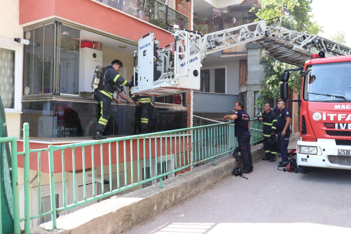 Kocaeli'deki yangında mahsur kalan bebek kurtarıldı
