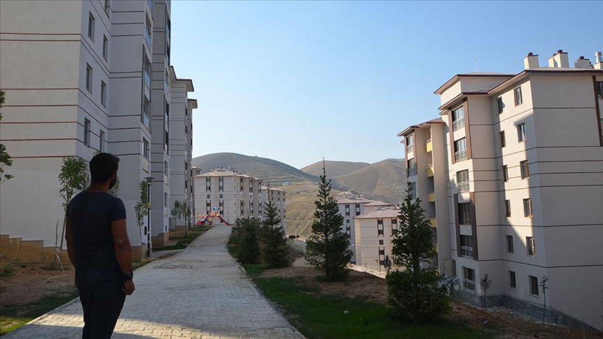 Yüksekova'da terör mağduru aileler yeni yuvalarına kavuşuyor