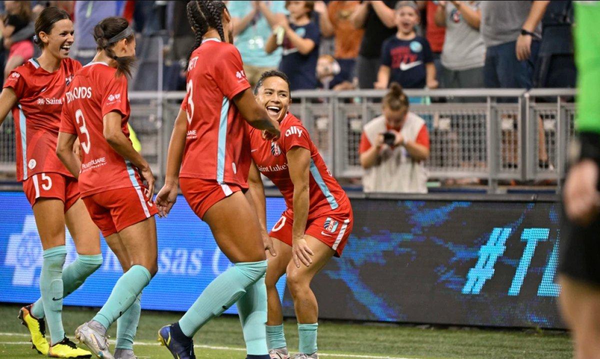 Kadın futbolcunun gol sevinci maça damga vurdu