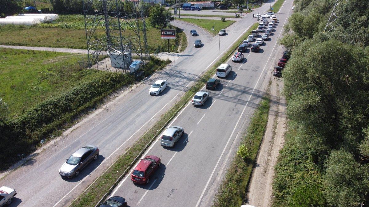 Bartın'da yoğunluktan dolayı sahil yolu araç trafiğine kapatıldı