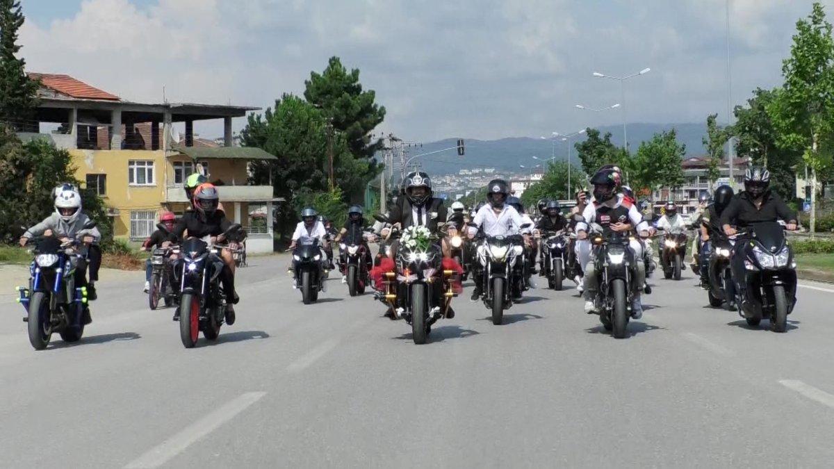 Düzce'de motorsikletli düğün konvoyu