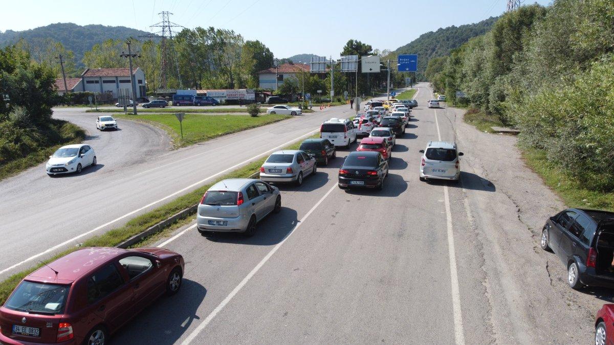 Bartın'da yoğunluktan dolayı sahil yolu araç trafiğine kapatıldı