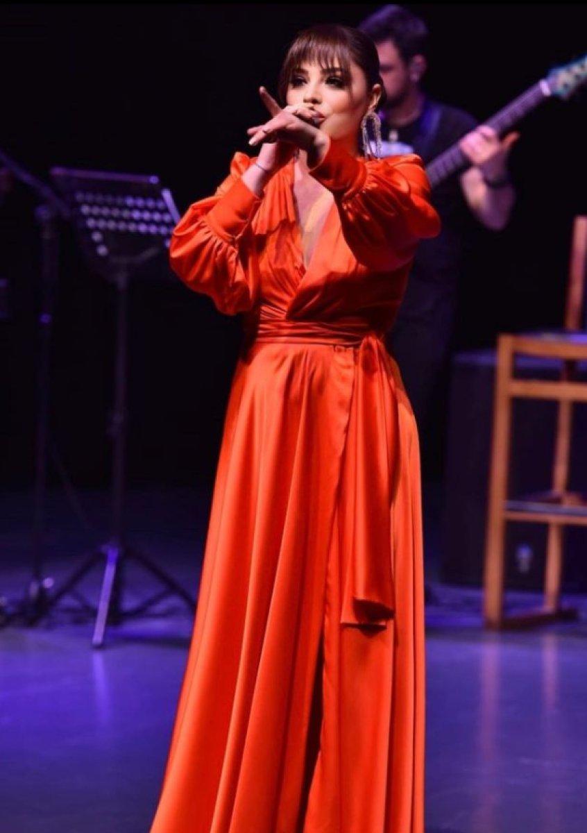 Şarkıcı Reyhan Karaca sahnede LGBT bayrağı açtı