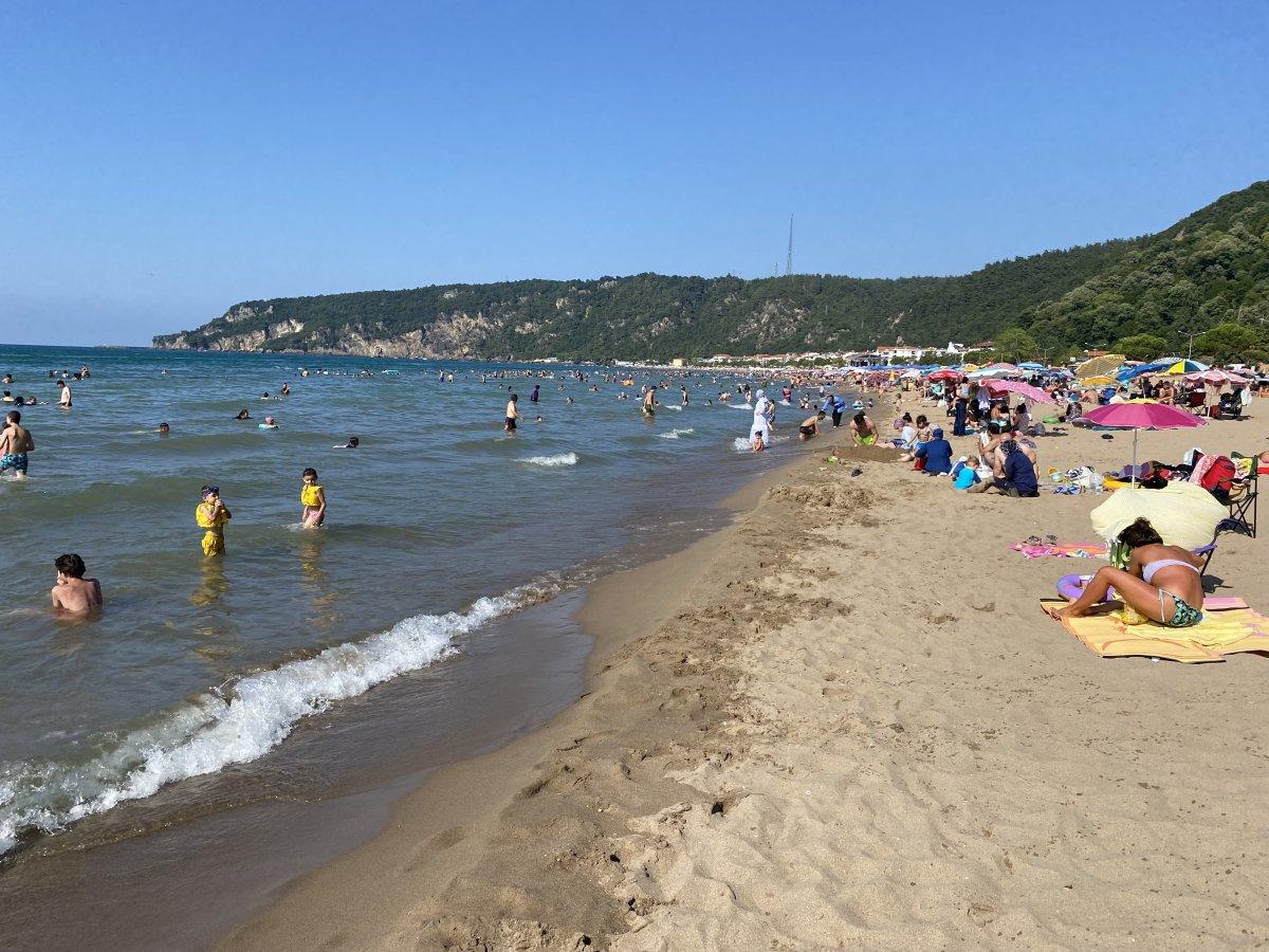 Bartın'da yoğunluktan dolayı sahil yolu araç trafiğine kapatıldı