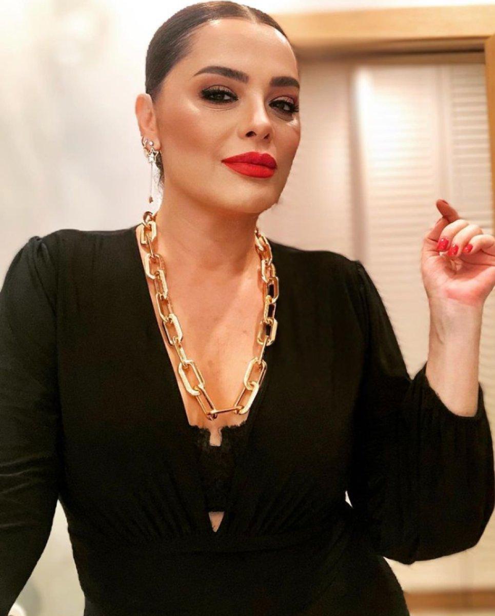 Şarkıcı Reyhan Karaca sahnede LGBT bayrağı açtı